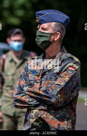 29. Juni 2020, Nordrhein-Westfalen, Rheda-Wiedenbrück: Generalleutnant Martin Schellei, Inspektor der Armeebasis, spricht mit Soldaten der Bundeswehr auf dem Gelände der Bezirksfeuerschule im Bezirk St. Vit. Der Generalleutnant ist der Territorialkommandant und Nationalkommandant der Bundeswehr und wird an diesem Tag den Landkreis Gütersloh besuchen. Foto: David Inderlied/dpa Stockfoto