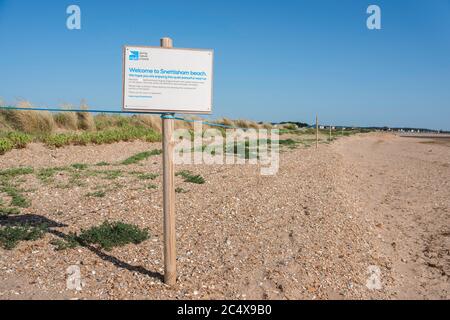 Snettisham Beach, Ansicht eines Willkommensschildes veröffentlicht auf Snettisham Beach, Norfolk, East Anglia, England, UK Stockfoto