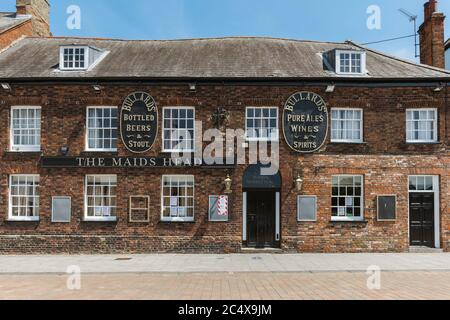 Maids Head Pub, Blick auf den historischen Maid's Head Pub im Tuesday Market Place in King's Lynn, Norfolk, England, Großbritannien Stockfoto