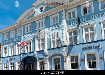 Englischer Pub, Blick auf das King's Head Hotel, ein historisches Postkutschenhaus am Dienstag Market Place in King's Lynn, Norfolk, East Anglia, England, Großbritannien Stockfoto