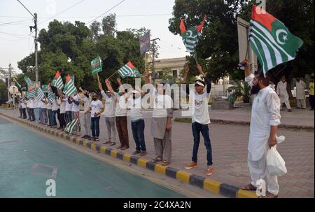 Pakistanische Mitglieder des Jugendforums für Kaschmir veranstalten Protestdemonstrationen gegen indische Kräfte und Regierungsangriffe und drücken ihre Solidarität mit den Kaschmirern in Lahore aus. (Foto von Rana Sajid Hussain/Pacific Press) Stockfoto