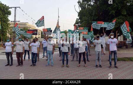 Pakistanische Mitglieder des Jugendforums für Kaschmir veranstalten Protestdemonstrationen gegen indische Kräfte und Regierungsangriffe und drücken ihre Solidarität mit den Kaschmirern in Lahore aus. (Foto von Rana Sajid Hussain/Pacific Press) Stockfoto