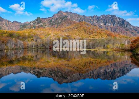 Berge spiegeln sich in einem malerischen Teich im Herbst Stockfoto
