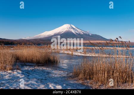 Mt. Fuji über dem Yamanaka See im Winter Stockfoto