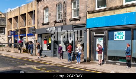 Elgin High Street, Moray, Großbritannien. Juni 2020. GROSSBRITANNIEN. Hier warten viele Leute darauf, die Royal Bank of Scotland in der Elgin High Street zu besuchen, wo die Geschäfte jetzt eröffnet werden. Quelle: JASPERIMAGE/Alamy Live News Stockfoto