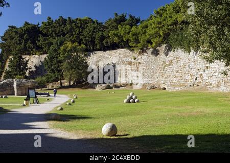 Äußere Stadtmauer, Altstadt von Rhodos, Rhodos, Dodekanes, Griechenland. Stockfoto