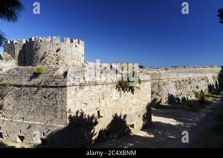 Äußere Stadtmauer, Altstadt von Rhodos, Rhodos, Dodekanes, Griechenland. Stockfoto