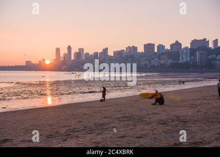 Mumbai, Indien - 17. Dezember 2018: Abend Mumbai, Chowpatty Beach. Blick auf den Malabar-Hügel bei Sonnenuntergang. Stockfoto