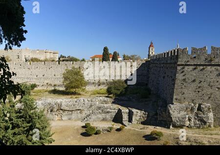 Äußere Stadtmauer, Altstadt von Rhodos, Rhodos, Dodekanes, Griechenland. Stockfoto