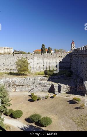 Äußere Stadtmauer, Altstadt von Rhodos, Rhodos, Dodekanes, Griechenland. Stockfoto