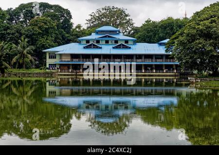 Das Landwirtschaftsmuseum spiegelt sich im Kandawygi-See, Yangon, Myanmar Stockfoto