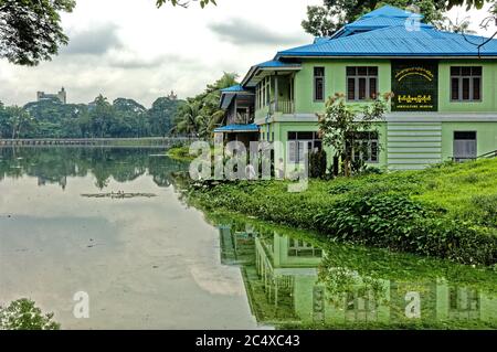 Das Landwirtschaftsmuseum spiegelt sich im Kandawygi-See, Yangon, Myanmar Stockfoto