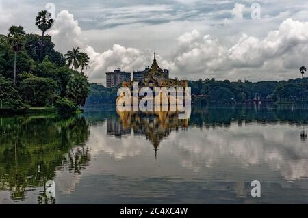 Königliches Schiff schwimmenden Palast auf Kandawygi See, Yangon, Myanmar Stockfoto