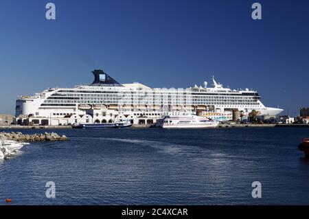 Das Kreuzfahrtschiff The Norwegian Spirit, Rhodos Altstadt, Rhodos, Griechenland. Stockfoto