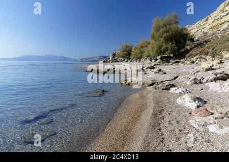 Hidden Beach in der Nähe von Roter Sand Bay oder Kokkini Ammos, in der Nähe von Archangelos, Rhodos, Dodekanes, Griechenland. Stockfoto