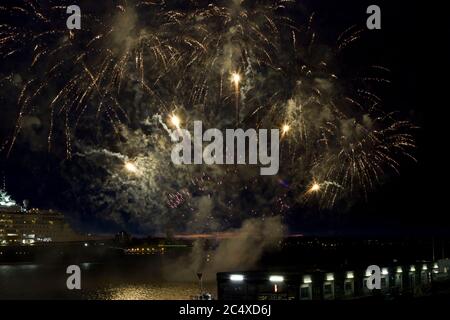 Feuerwerk mit dem Disney-Kreuzfahrtschiff bei seinem ersten Besuch in Liverpool, Docking auf dem Fluss Mersey am Pier Head Stockfoto