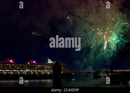 Feuerwerk mit dem Disney-Kreuzfahrtschiff bei seinem ersten Besuch in Liverpool, Docking auf dem Fluss Mersey am Pier Head Stockfoto