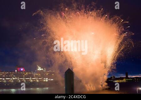 Feuerwerk mit dem Disney-Kreuzfahrtschiff bei seinem ersten Besuch in Liverpool, Docking auf dem Fluss Mersey am Pier Head Stockfoto