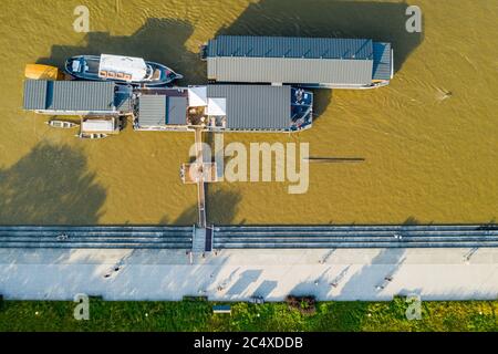 Luftaufnahme des hohen Wasserstandspegs in der Weichsel bei Warschau, Polen. Blick auf die Boulevards, ein beliebter Ort unter den Warschauer Einwohnern zu verbringen ihre Stockfoto