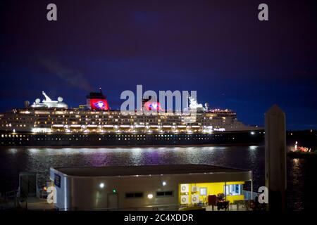 Feuerwerk mit dem Disney-Kreuzfahrtschiff bei seinem ersten Besuch in Liverpool, Docking auf dem Fluss Mersey am Pier Head Stockfoto