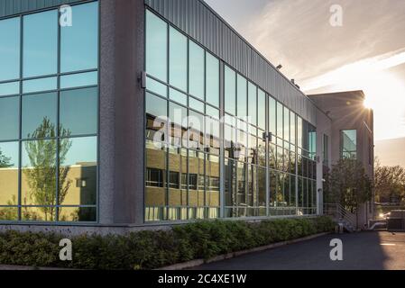 Die aussenfassade eines generischen Small Business Stockfoto