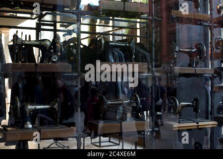 Ein Schaufenster mit alten Singer Nähmaschinen. Kreative Fenster, kreative Displays, Dampf Punk-Stil, Vintage-Stil Stockfoto