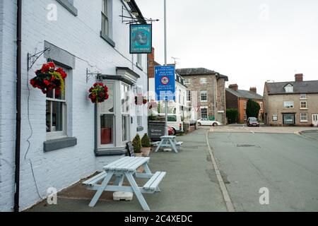 Der Delphin, in Wales, (L) und die Kreuzschlüssel, in England, (R) in Llanymynech, wo die Grenze nach England und Wales entlang der A483 verläuft. Trinklokale auf einer Seite der A-Straße wie die Cross Keys und die Bradford Arms werden am Samstag, den 4. Juli, Gäste begrüßen, aber das Dolphin, ein Pub Yards innerhalb der walisischen Grenze bleibt geschlossen. Stockfoto