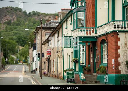 Die Bradford Arms in Llanymynech, wo die Grenze nach England und Wales entlang der A483 (L) verläuft. Trinklokale auf einer Seite der A-Straße wie die Cross Keys und die Bradford Arms werden am Samstag, den 4. Juli, Gäste begrüßen, aber das Dolphin, ein Pub Yards innerhalb der walisischen Grenze bleibt geschlossen. Stockfoto