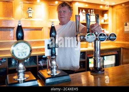 John Turner, Vermieter des Dolphin Pub in Llanymynech, wo die Grenze nach England und Wales entlang der A483 verläuft. Trinklokale auf einer Seite der A-Straße wie die Cross Keys und die Bradford Arms werden am Samstag, den 4. Juli, Gäste begrüßen, aber das Dolphin, ein Pub Yards innerhalb der walisischen Grenze bleibt geschlossen. Stockfoto