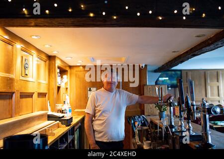 John Turner, Vermieter des Dolphin Pub in Llanymynech, wo die Grenze nach England und Wales entlang der A483 verläuft. Trinklokale auf einer Seite der A-Straße wie die Cross Keys und die Bradford Arms werden am Samstag, den 4. Juli, Gäste begrüßen, aber das Dolphin, ein Pub Yards innerhalb der walisischen Grenze bleibt geschlossen. Stockfoto