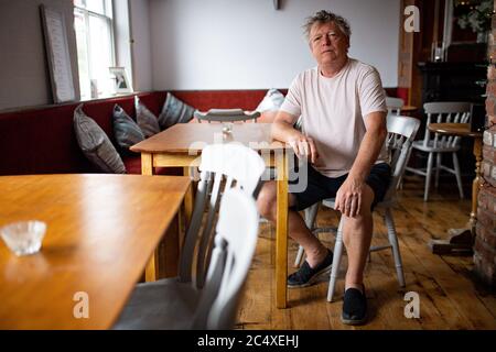 John Turner, Vermieter des Dolphin Pub in Llanymynech, wo die Grenze nach England und Wales entlang der A483 verläuft. Trinklokale auf einer Seite der A-Straße wie die Cross Keys und die Bradford Arms werden am Samstag, den 4. Juli, Gäste begrüßen, aber das Dolphin, ein Pub Yards innerhalb der walisischen Grenze bleibt geschlossen. Stockfoto