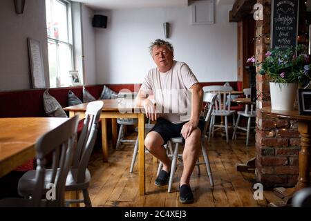 John Turner, Vermieter des Dolphin Pub in Llanymynech, wo die Grenze nach England und Wales entlang der A483 verläuft. Trinklokale auf einer Seite der A-Straße wie die Cross Keys und die Bradford Arms werden am Samstag, den 4. Juli, Gäste begrüßen, aber das Dolphin, ein Pub Yards innerhalb der walisischen Grenze bleibt geschlossen. Stockfoto