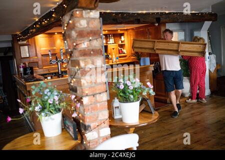 John Turner, Vermieter des Dolphin Pub in Llanymynech, wo die Grenze nach England und Wales entlang der A483 verläuft. Trinklokale auf einer Seite der A-Straße wie die Cross Keys und die Bradford Arms werden am Samstag, den 4. Juli, Gäste begrüßen, aber das Dolphin, ein Pub Yards innerhalb der walisischen Grenze bleibt geschlossen. Stockfoto