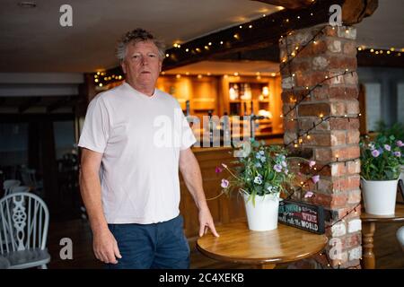 John Turner, Vermieter des Dolphin Pub in Llanymynech, wo die Grenze nach England und Wales entlang der A483 verläuft. Trinklokale auf einer Seite der A-Straße wie die Cross Keys und die Bradford Arms werden am Samstag, den 4. Juli, Gäste begrüßen, aber das Dolphin, ein Pub Yards innerhalb der walisischen Grenze bleibt geschlossen. Stockfoto