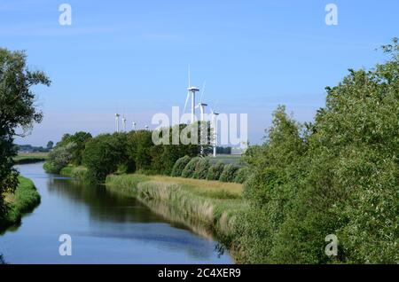 Windturbinen Oudkarspel mit Windturbinen im Hintergrund in Warmenhuizen aan het Molentogt Stockfoto