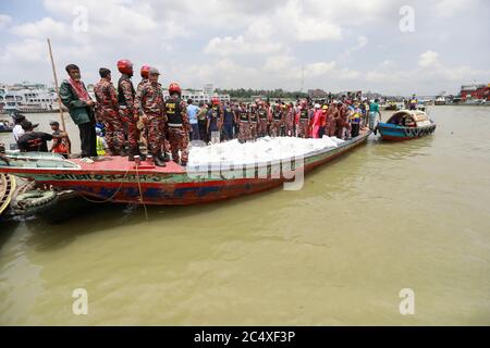 Dhaka, Bangladesch. Juni 2020. Die von Rettungskräften geborgenen Leichen Reihen sich nach einem Abschuss am Buriganga River in Dhaka, Bangladesch, am 29. Juni 2020 an. Nach einem Start wurden 30 Personen, darunter acht Frauen und drei Kinder, geborgen, die über 100 Passagiere mit dem Kentern im Fluss Buriganga transportierten. Quelle: Suvra Kanti das/ZUMA Wire/Alamy Live News Stockfoto