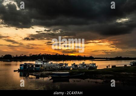 Sonnenuntergang an einem amazonas-Fluss, Bundesstaat Pará, Brasilien. Stockfoto