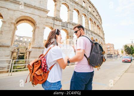 Glückliches schönes Paar vor dem kolosseum in Pula Kroatien Stockfoto