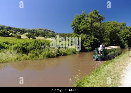 Schmalboot auf Abergavenny und Brecon Canal, Llangattock in der Nähe von Abergavenny, Wales, Großbritannien. Stockfoto