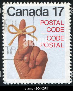 KANADA - UM 1979: Briefmarke gedruckt von Kanada, zeigt Band um den Finger der Frau, um 1979 Stockfoto