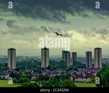 Glasgow, Schottland, Großbritannien 29. Juni 2020: Großbritannien Wetter: Starker Regen und Sturmwolken über den Scotstoun Türmen des stadtrates und dem Süden der Stadt. Gerard Ferry/Alamy Live News Stockfoto