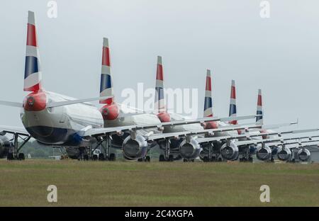 British Airways Flugzeuge stehen auf der Startbahn am Flughafen Glasgow während Covad-19 Stockfoto