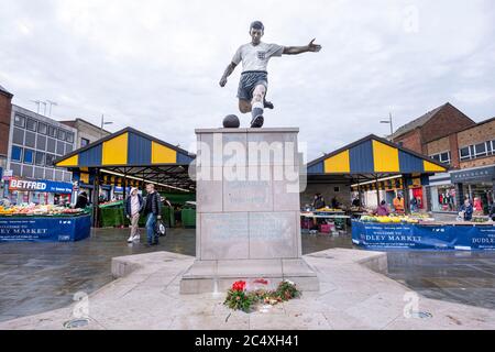 Eine Statue des Fußballers Duncan Edwards im Stadtzentrum von Dudley. Edwards starb beim Flugzeugabsturz in München und tötete ihn und andere Manchester United-Teammitglieder. Edwards kam aus Dudley. Stockfoto