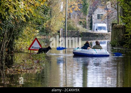 Überflutete Straßen im Dorf Cerney Wick nach mehr heftigen Regenfällen während einer extrem feuchten Herbstsaison in Großbritannien. Stockfoto