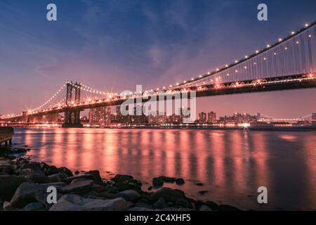 Nachtansicht der Manhattan Bridge über den Hudson River Stockfoto