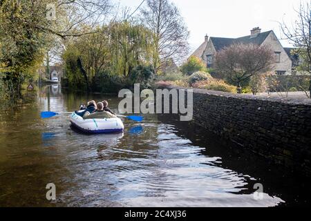 Überflutete Straßen im Dorf Cerney Wick nach mehr heftigen Regenfällen während einer extrem feuchten Herbstsaison in Großbritannien. Stockfoto