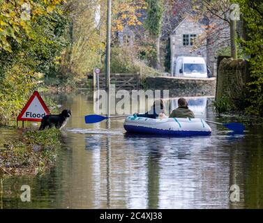 Überflutete Straßen im Dorf Cerney Wick nach mehr heftigen Regenfällen während einer extrem feuchten Herbstsaison in Großbritannien. Stockfoto