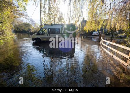 Überflutete Straßen im Dorf Cerney Wick nach mehr heftigen Regenfällen während einer extrem feuchten Herbstsaison in Großbritannien. Stockfoto