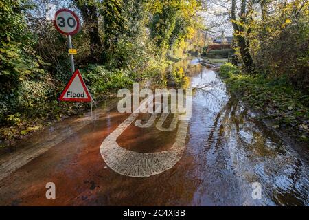 Überflutete Straßen im Dorf Cerney Wick nach mehr heftigen Regenfällen während einer extrem feuchten Herbstsaison in Großbritannien. Stockfoto