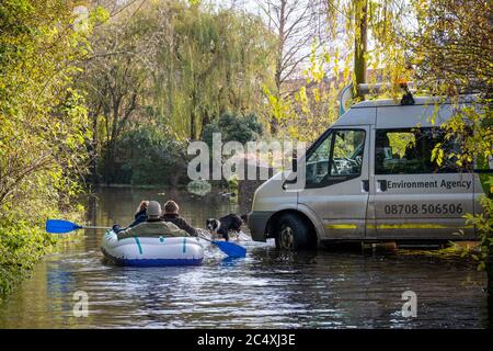 Überflutete Straßen im Dorf Cerney Wick nach mehr heftigen Regenfällen während einer extrem feuchten Herbstsaison in Großbritannien. Stockfoto